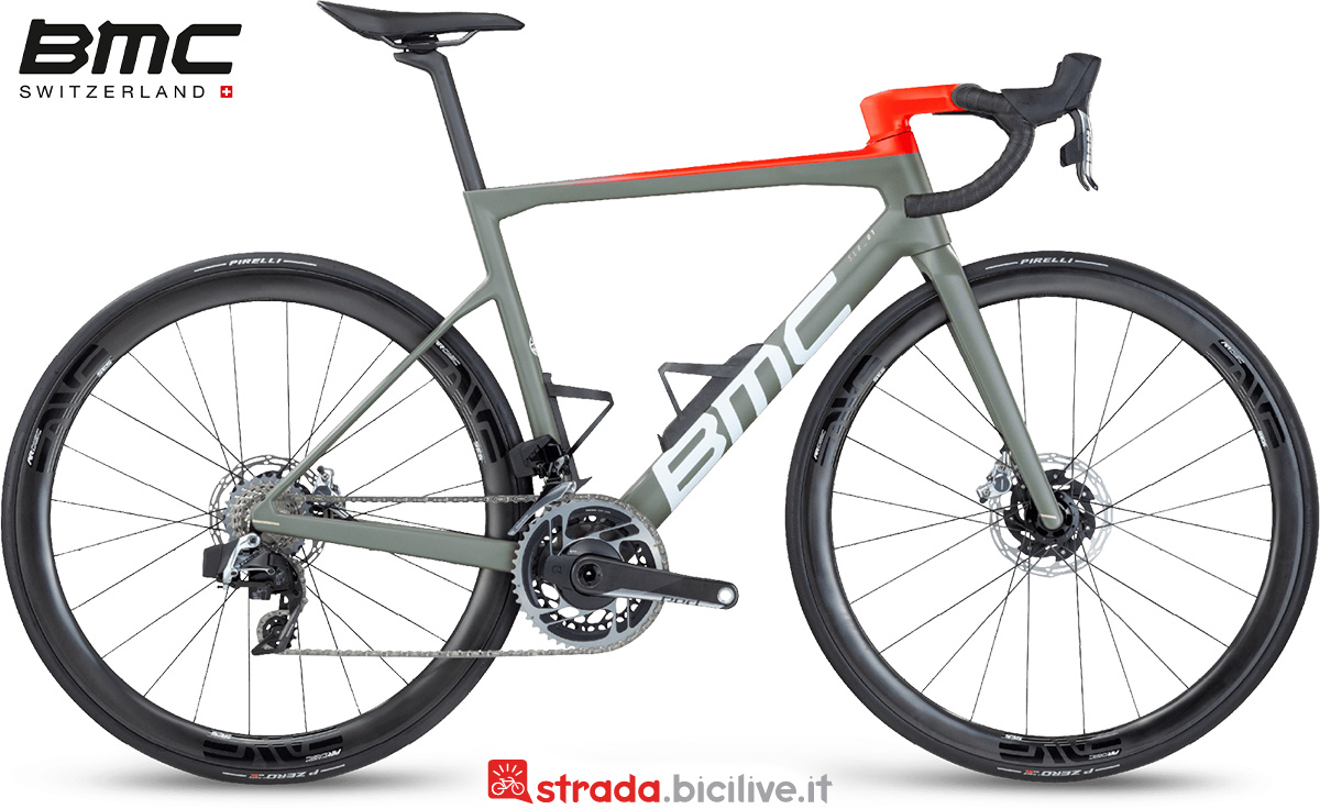 La nuova bici da strada BMC Teammachine SLR 01 Two 2022