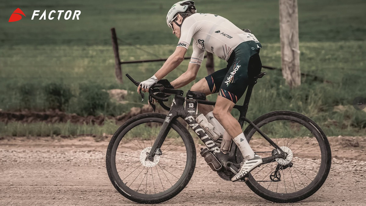 Un ciclista pedala sulla nuova bici da gravel Factor Ostro gravel 2023