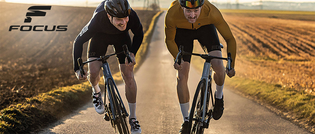 Due ciclisti pedalano con delle nuove bici da strada Focus 2022