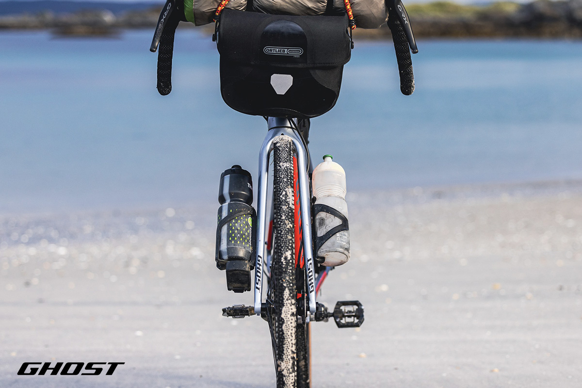 La nuova bicicletta da gravel Ghost Road Rage Advanced 2022 equipaggiata con delle borse vista frontalmente