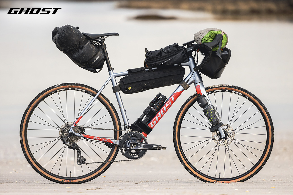La nuova bicicletta da gravel Ghost Road Rage Advanced 2022 equipaggiata con delle borse vista lateralmente
