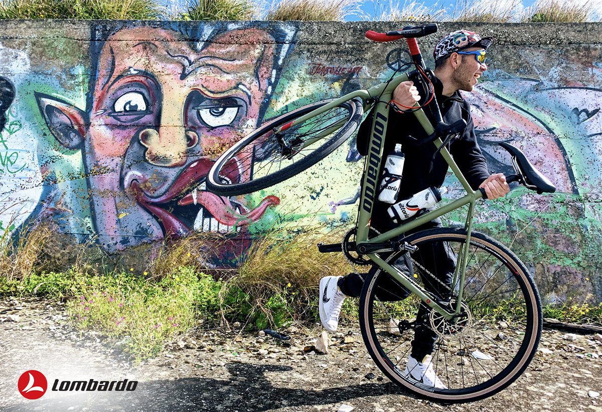 Un ciclista porta in spalla la nuova bici da gravel Lombardo Maranello 2022