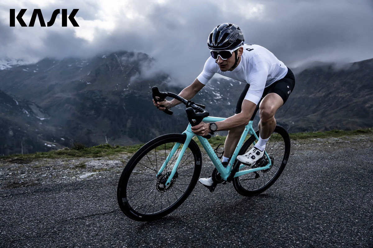 Un ciclista pedala su una bici da corsa indossando il nuovo caschetto Kask Sintesi 2023