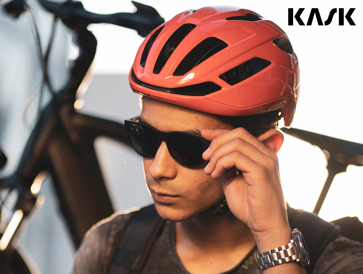 Un ciclista posa indossando il nuovo casco per bici da corsa Kask Sintesi 2023