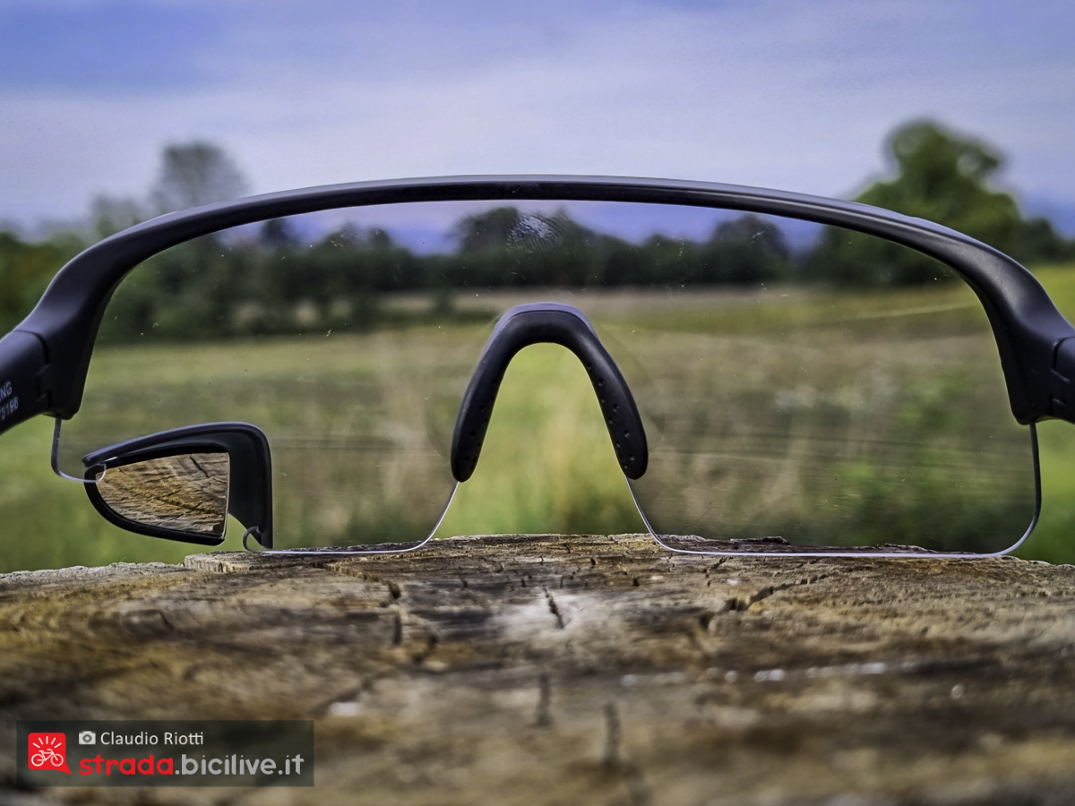 Foto degli occhiali Trieye con specchietto retrovisore visti da dietro