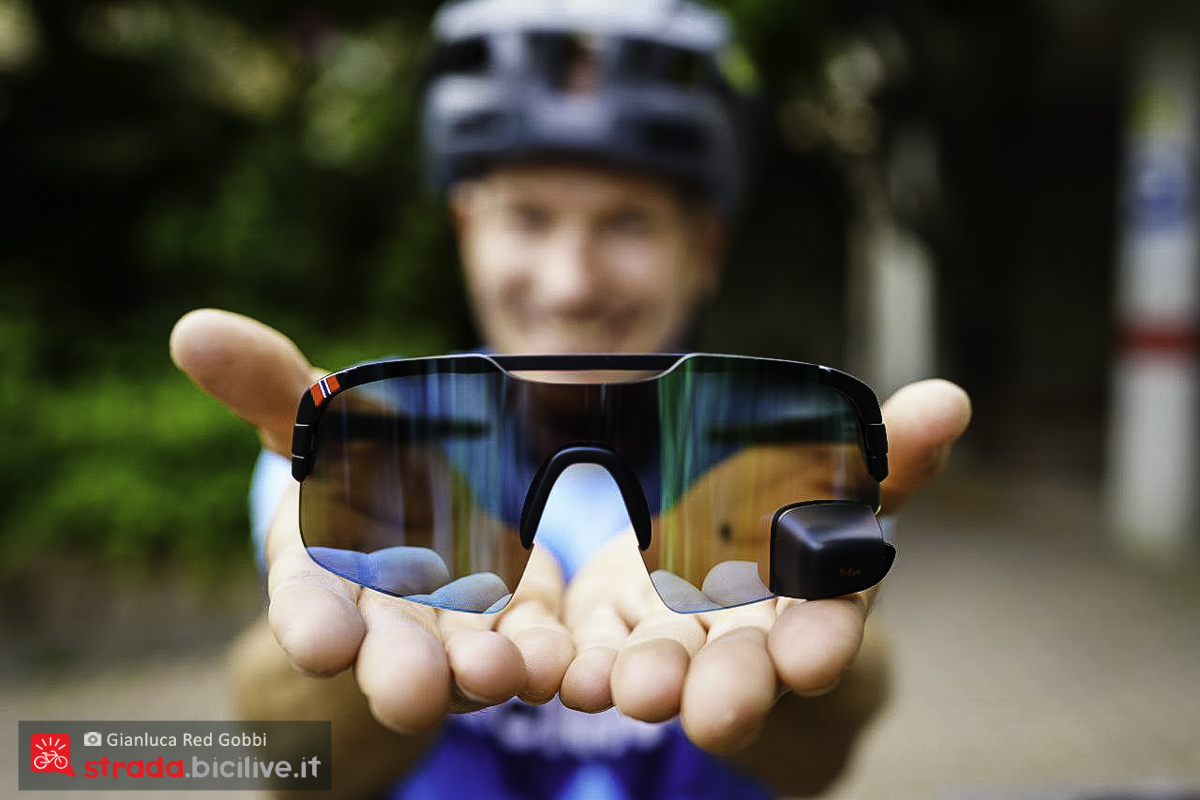Foto di Claudio Riotti con in mano gli occhiali Trieye con specchietto retrovisore