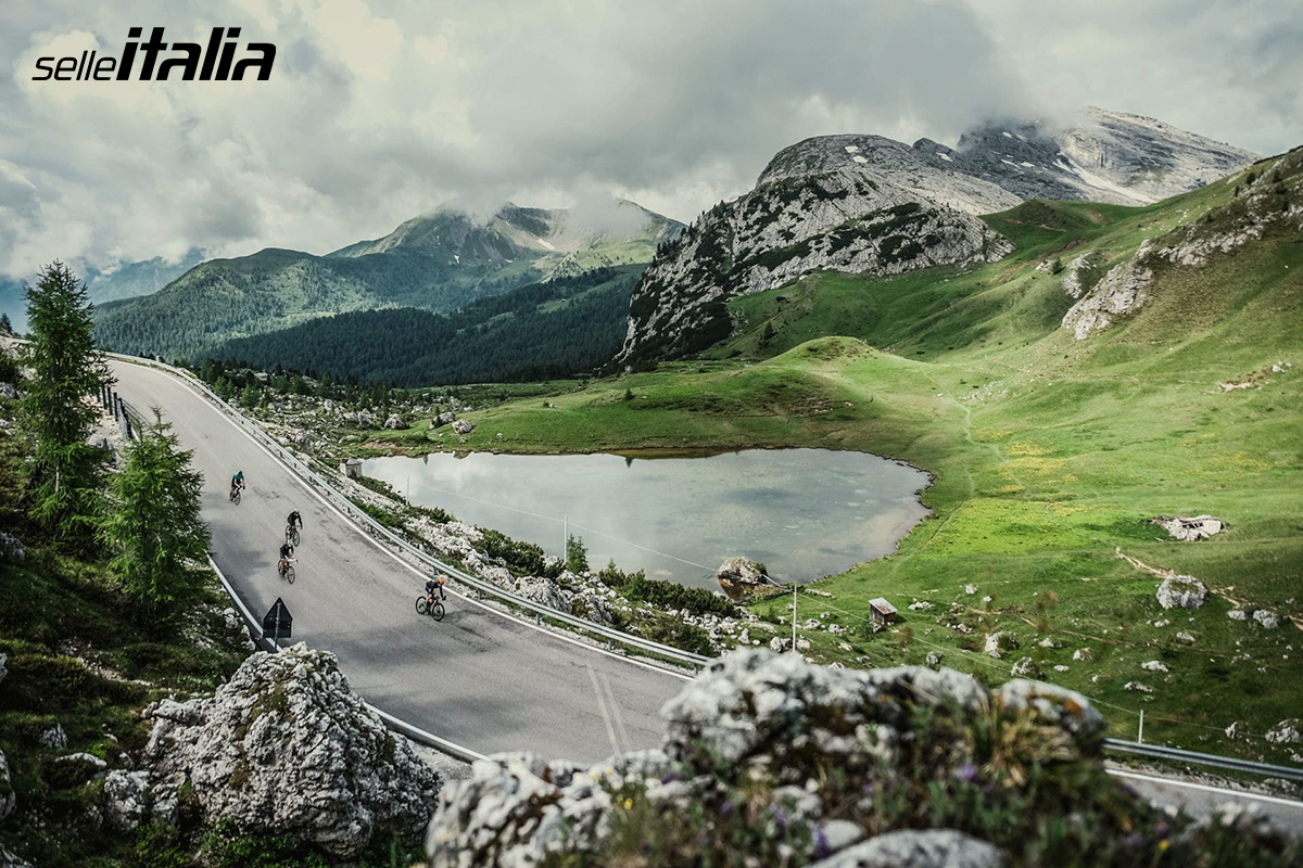 Dei ciclisti pedalano in montagna su delle bici da corsa che montano Selle Italia