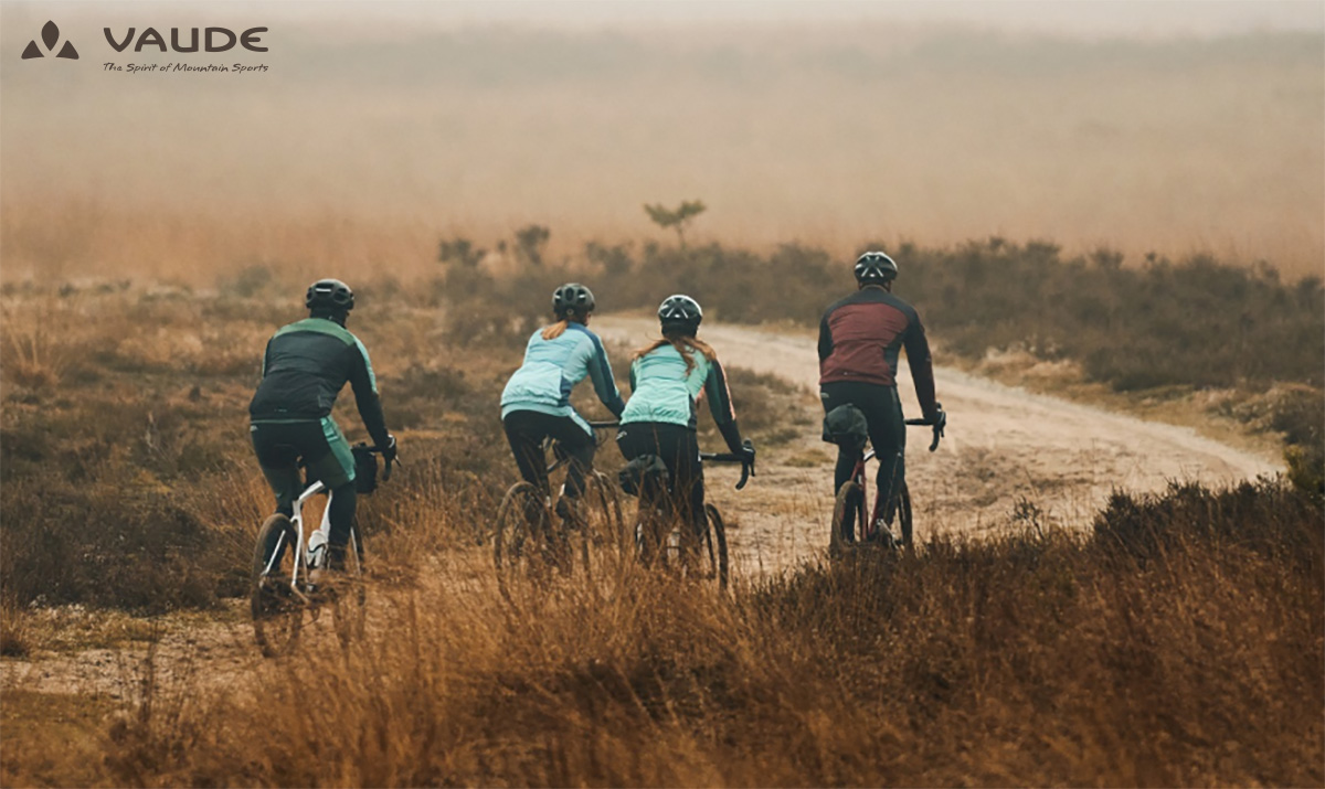 Un gruppo di ciclisti in sella alle proprie bici gravel indossano l'abbigliamento Vaude Kuro Series 2023