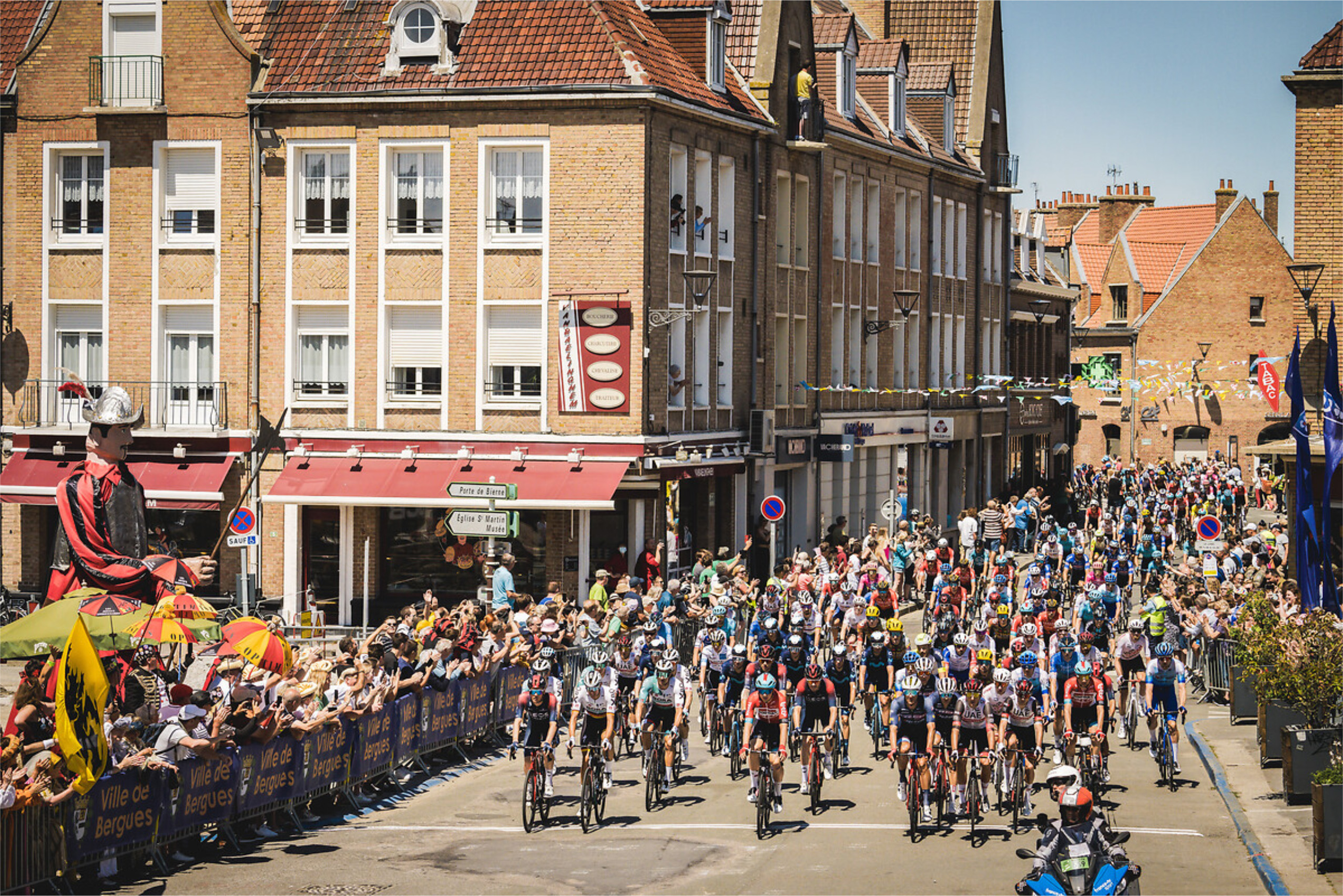 Uno scatto dei ciclisti che competono al Tour de France