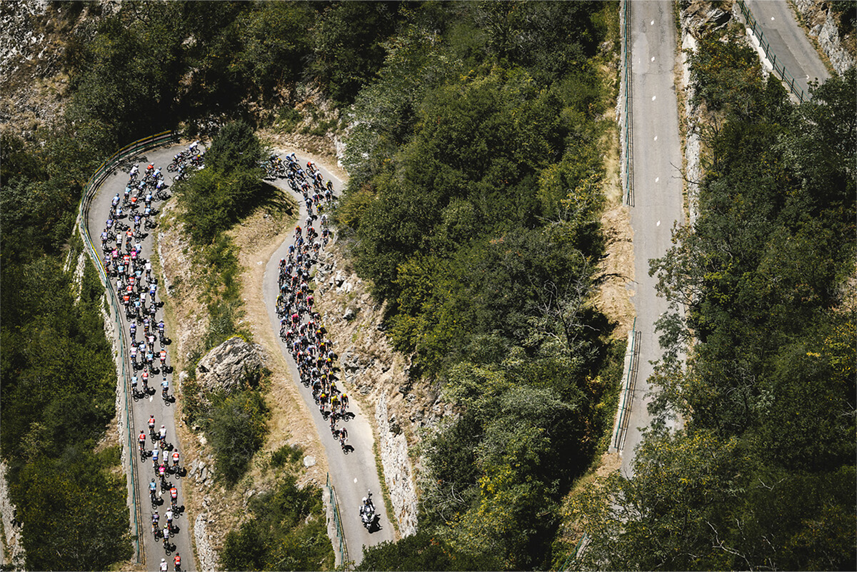 Una vista dall'alto di una salita montuosa del Tour de France