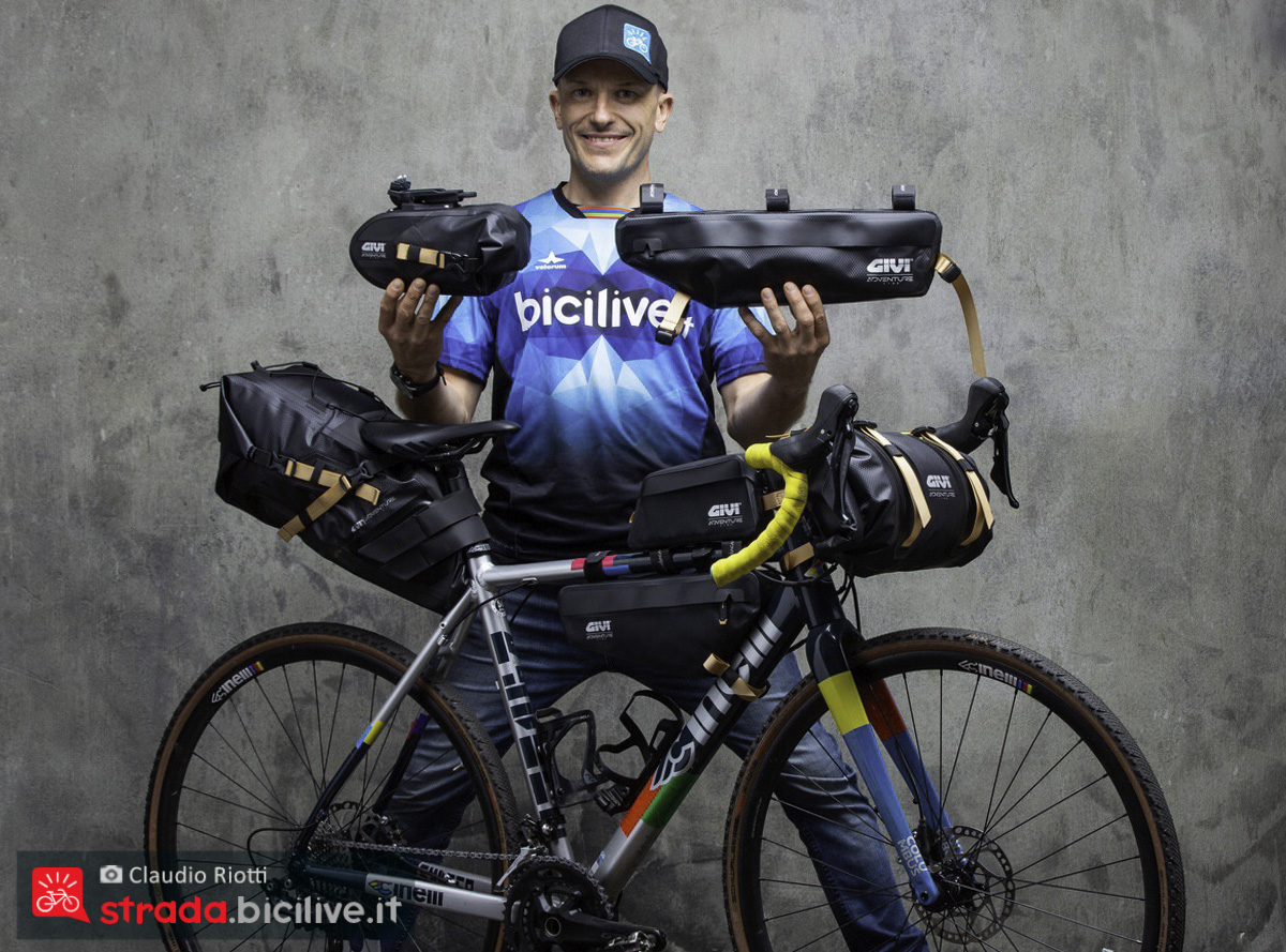 Foto di Claudio Riotti durante il test delle borse da bike packing Givi Bike