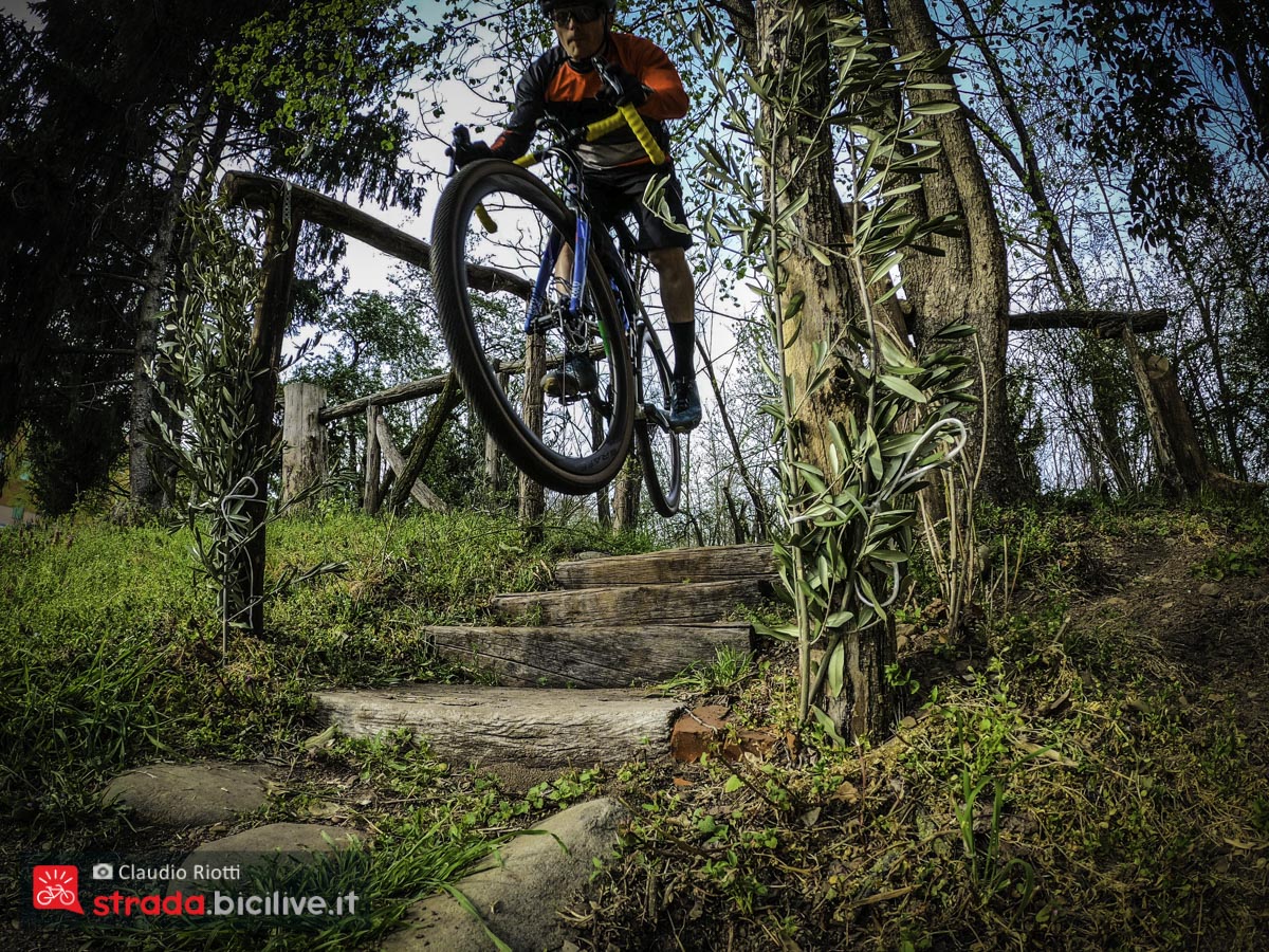 Foto di Claudio Riotti su una scalinata con una bici gravel