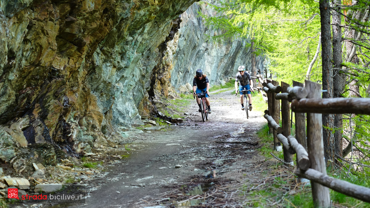 Foto di Claudio Riotti e Gianluca Gobbi a Cervinia su bici gravel.