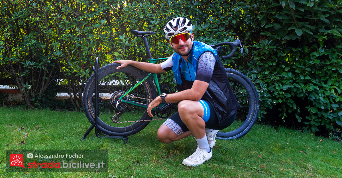 Foto di Alessandro Focher durante il test del completo personalizzato bicilive by Sportstextna.