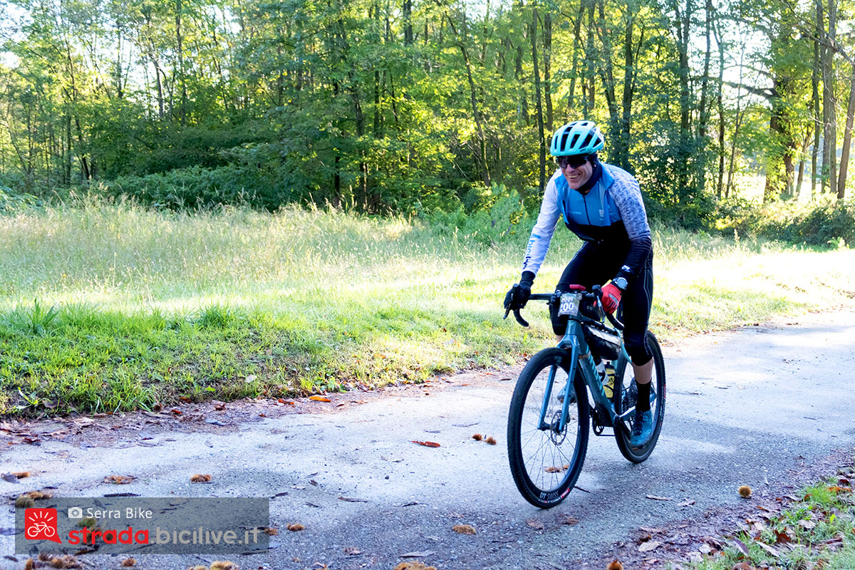 Foto di Claudio Riotti durante il test della gravel GHOST Asket CF X.