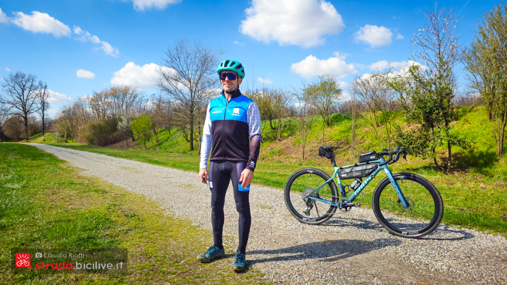 Foto di Claudio Riotti durante il test dell'abbigliamento personalizzato Sportstex da strada e gravel